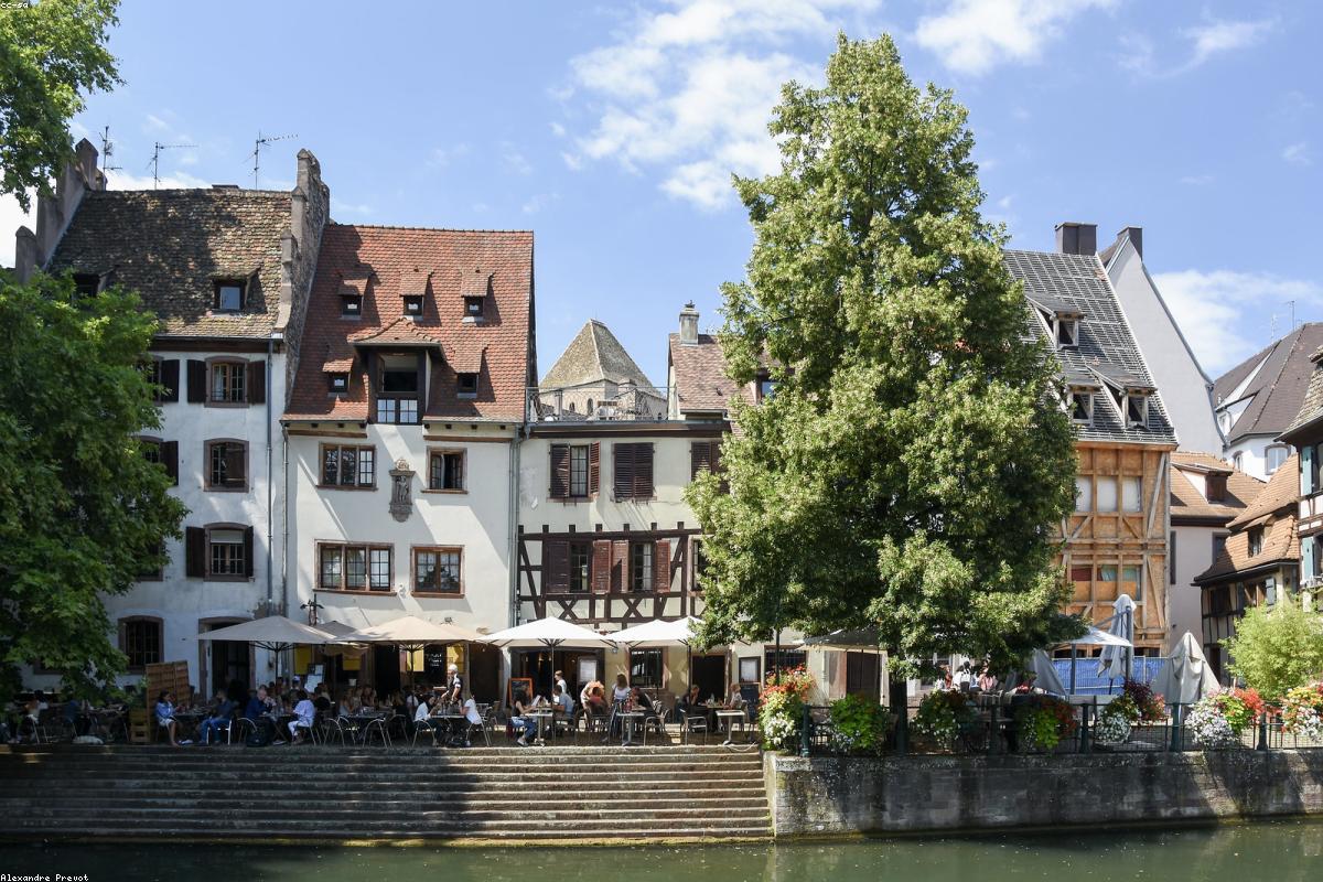 Maisons à colombages colorées le long d'un canal à Colmar, Alsace